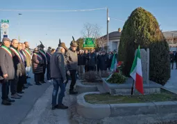 La deposizione della corona di allora al Cippo di fermata Ceretto